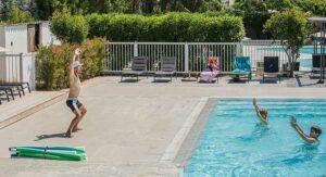 Séance d’aquagym au bord de la piscine, camping sportif en Corse