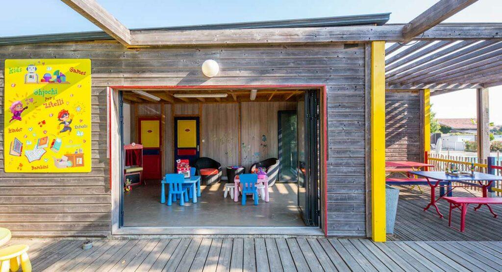 Kinderclub mit Terrasse, 5-Sterne-Campingplatz auf Korsika