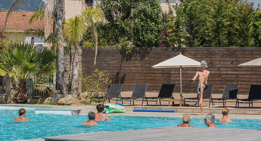 cours de sport dans la piscine du camping