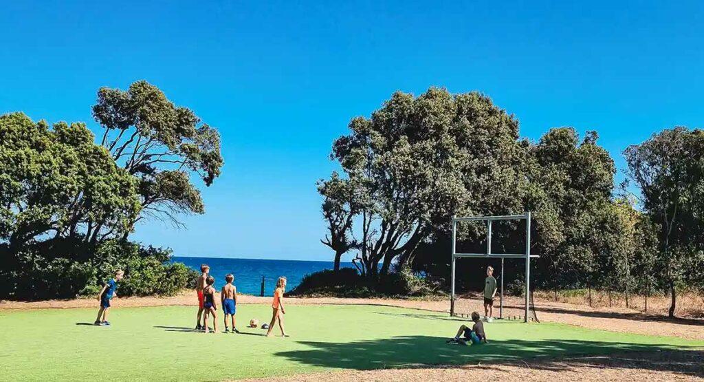 Kinder beim Fußball mit Meerblick, 5-Sterne-Campingplatz auf Korsika
