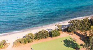Terrain de sport en bord de mer, village vacances sportif en Corse