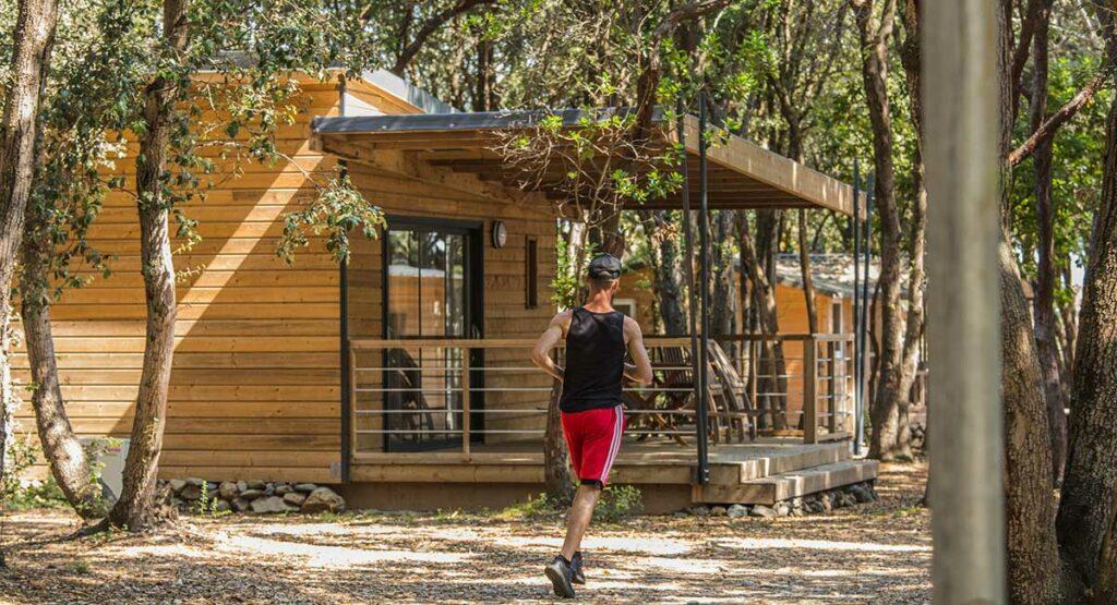 Joggen auf den schattigen Wegen des Campingplatzes Le Campoloro auf Korsika
