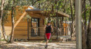 Joggen auf den schattigen Wegen des Campingplatzes Le Campoloro auf Korsika