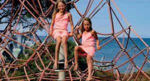 Fillettes sur la structure d’escalade au bord de la mer, camping en Corse