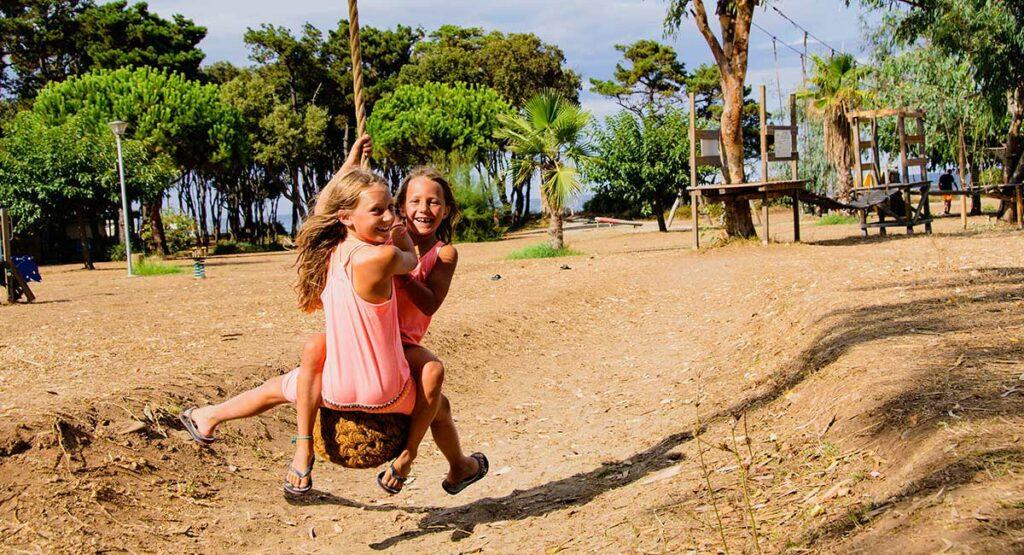 Zwei Mädchen auf der Seilbahn des Spielplatzes, Feriendorf auf Korsika