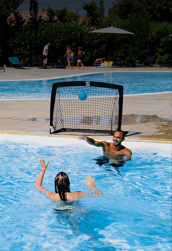 jeux dans la piscine au camping en corse