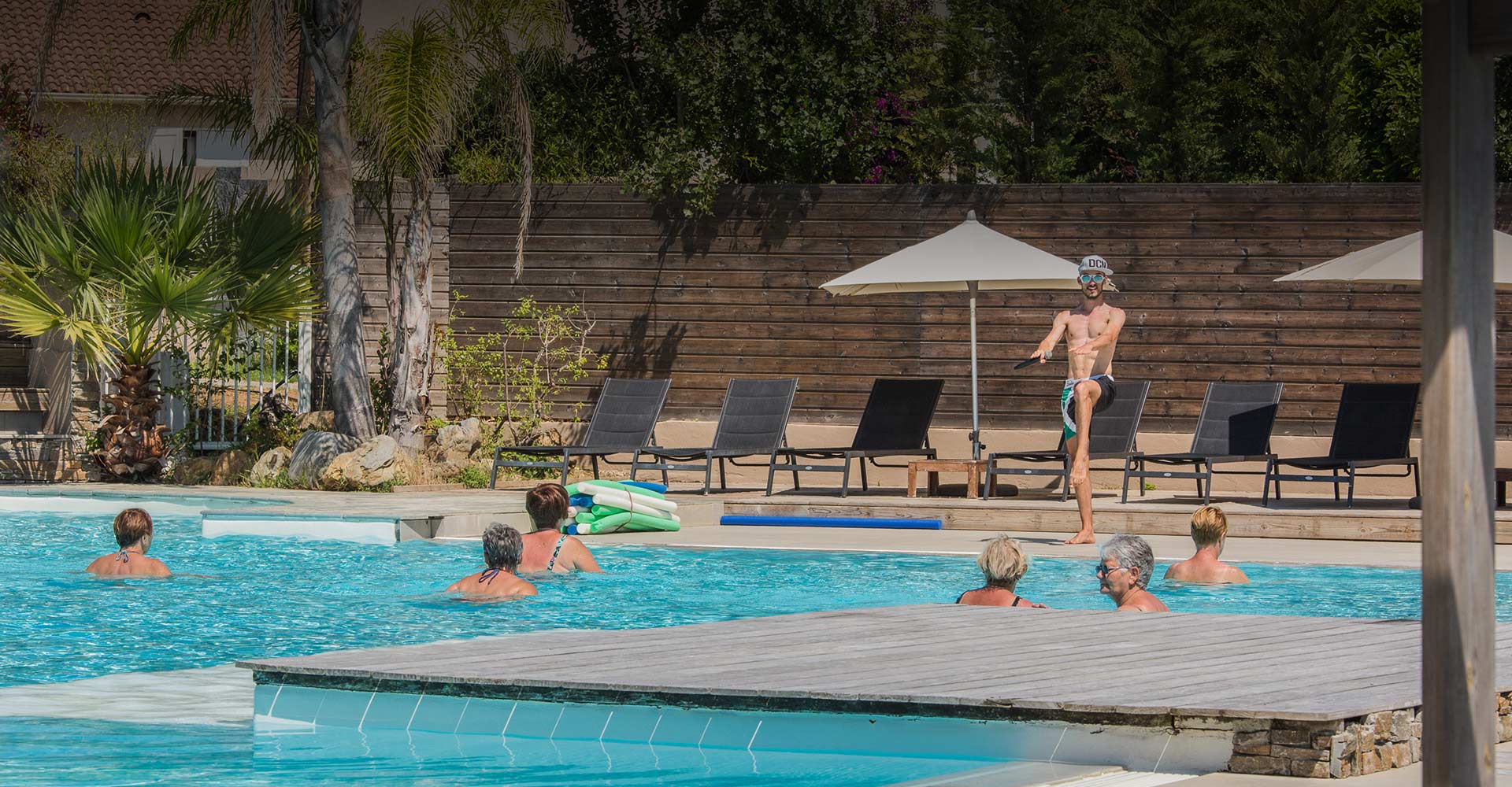 activités sportive dans la piscine au camping en corse