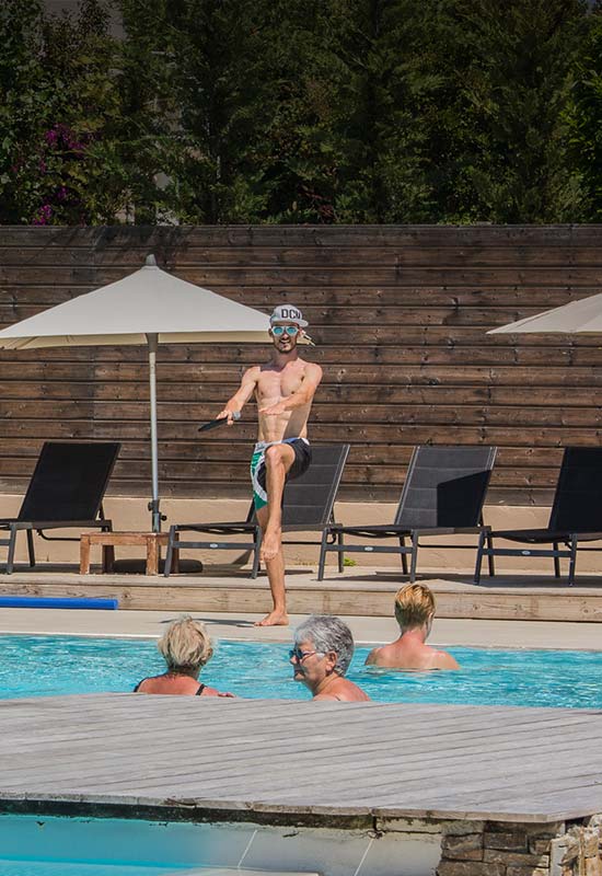 activités sportive dans la piscine au village vacances en corse