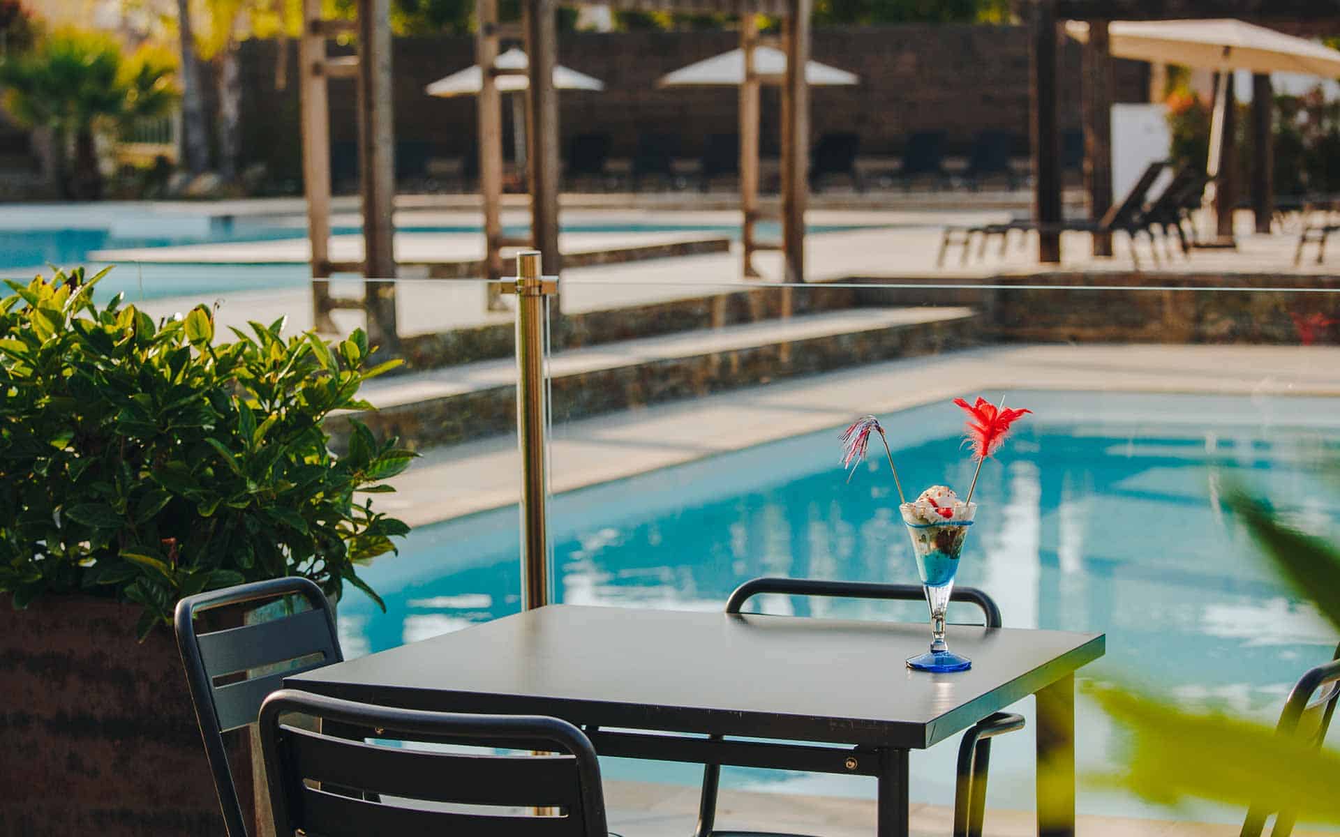 table près de la piscine au camping en corse