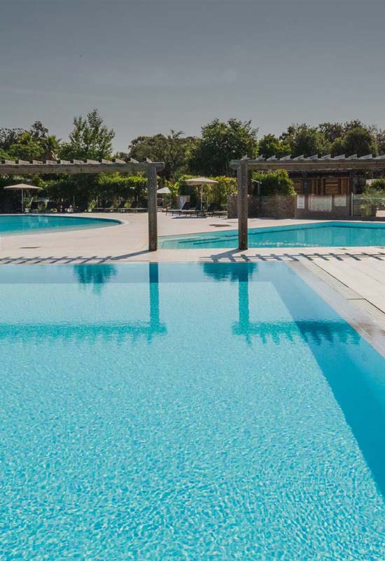 piscine du camping 4 étoiles en corse du nord