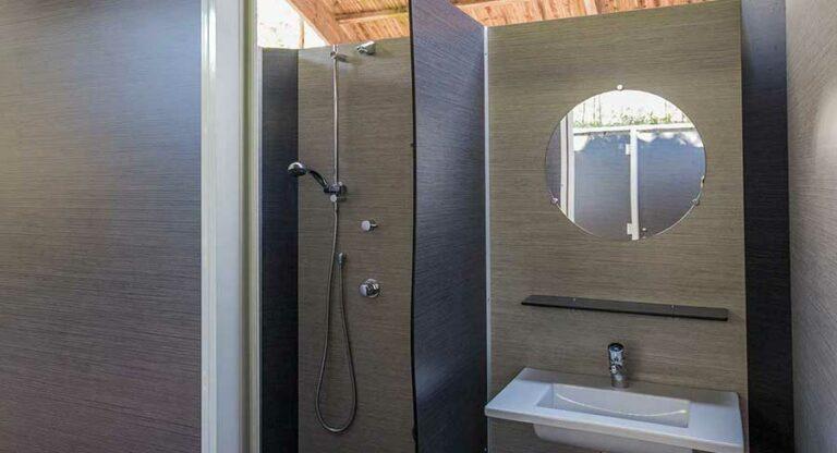 Cabine de douche avec lavabo, sanitaires du camping 5 étoiles en Corse