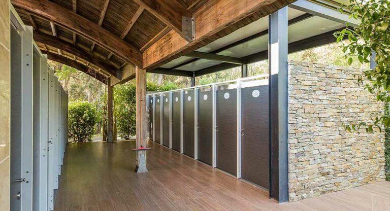 Cabines sous la charpente en bois, sanitaires du village vacances en Corse