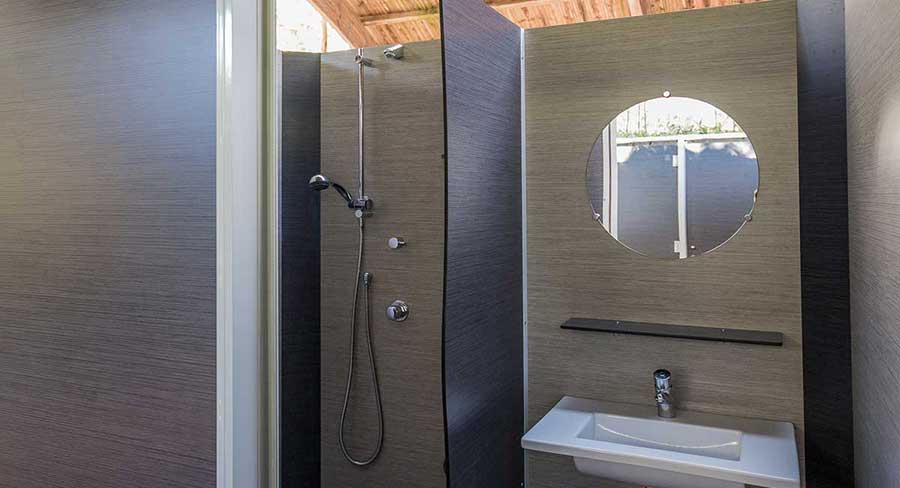 douches et lavabo du camping en corse