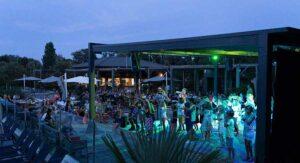 Soirée dansante sous la pergola, animations du village vacances en Corse