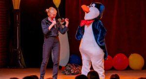 Numéro avec la mascotte pingouin, spectacle pour enfants au camping en Corse