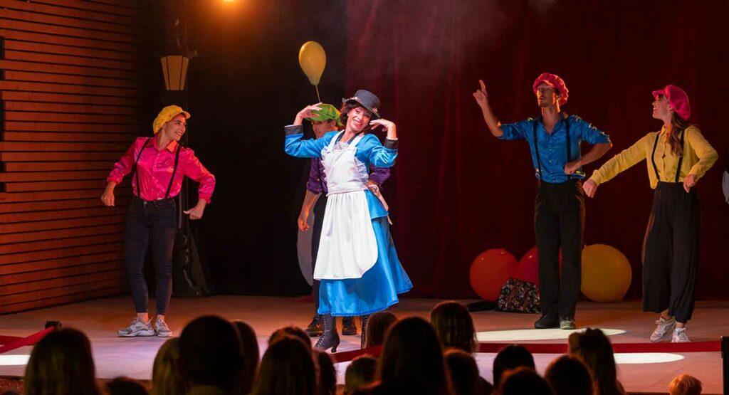 Kostümshow des Animationsteams, Ferienclub auf Korsika