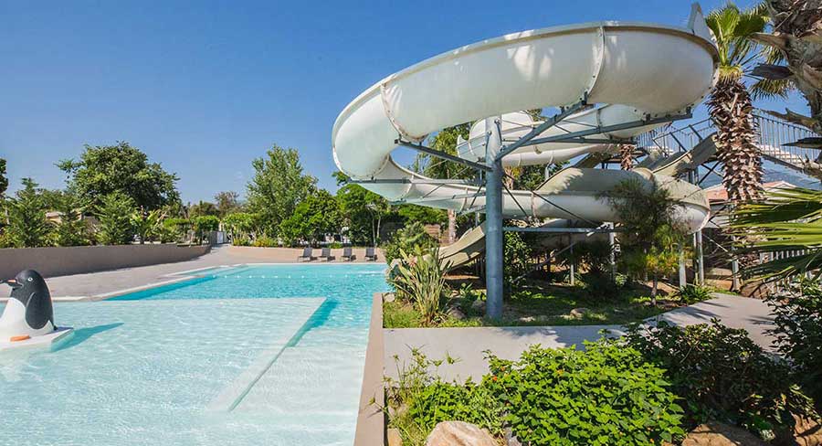 grand toboggan dans le parc aquatique du camping corse