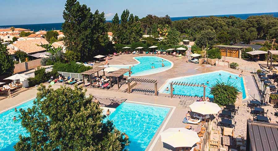 vue des piscines du camping 4 étoiles en corse