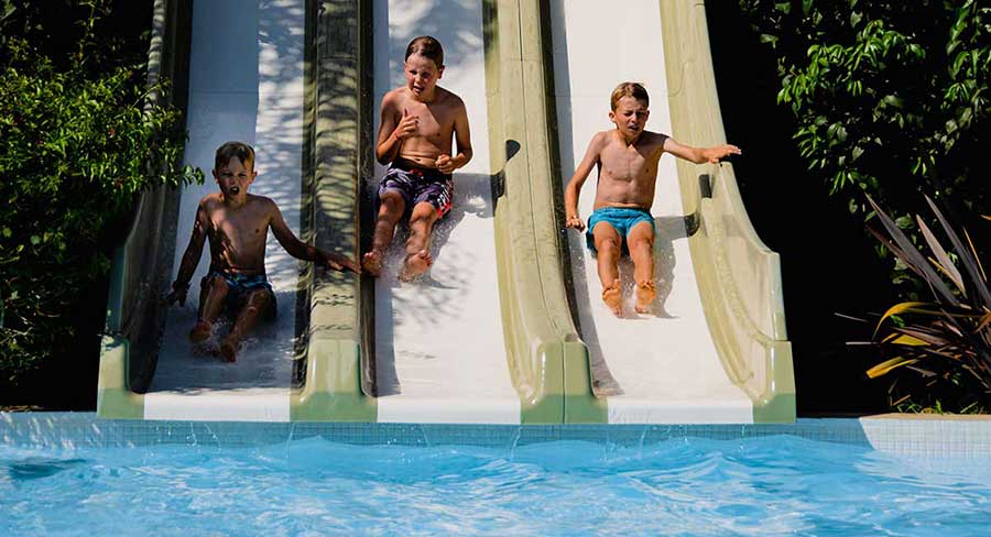 enfants dans le toboggan aquatique