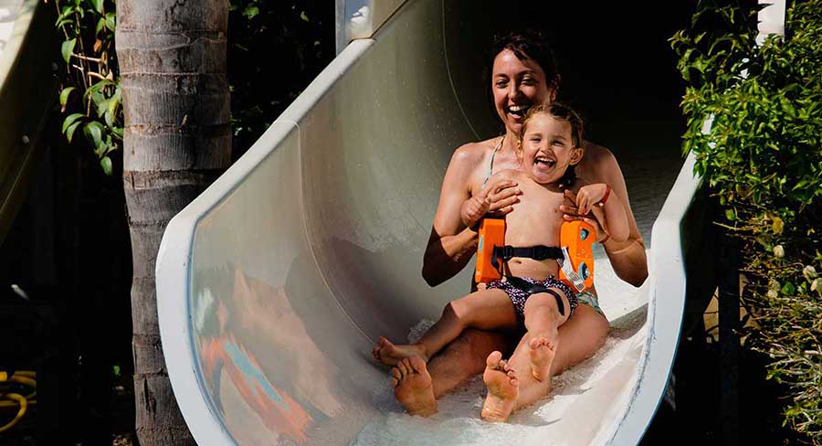 une mère et son fils dans le toboggan