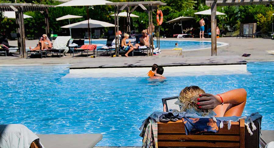 personnes à la piscine du camping