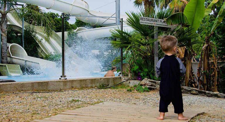 enfant devant le parc aquatique en corse