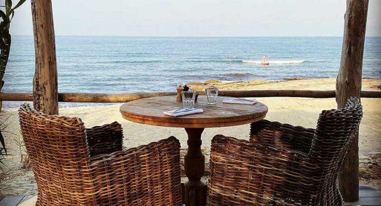 table avec vue sur la mer en camping corse