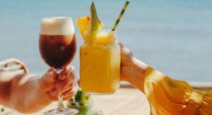 Zwei Cocktails mit Meerblick im Campo Mare, Restaurant des Campingplatzes auf Korsika