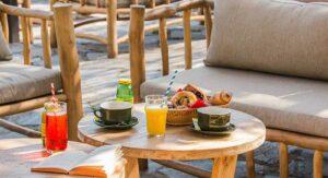 Frühstück in der Lounge der Snackbar, Service am 5-Sterne-Campingplatz auf Korsika