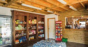 Theke und Regale des Minimarkts, 5-Sterne-Campingplatz auf Korsika