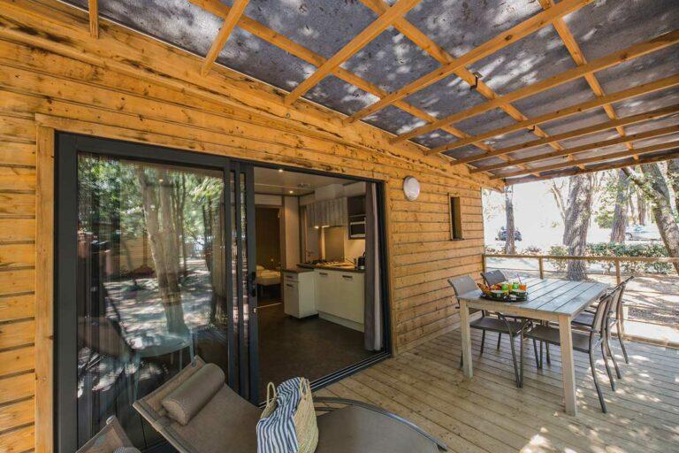 grand extérieur d'un bungalow dans un camping 4 étoiles en corse du nord