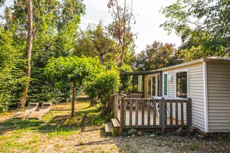 bungalow avec un espace extérieur