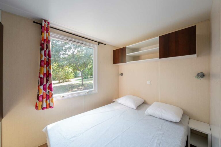 chambre avec lit double dans un bungalow