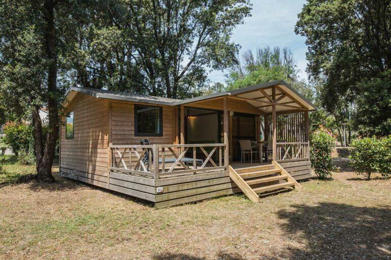 extérieur d'un bungalow dans un village vacances en corse du nord