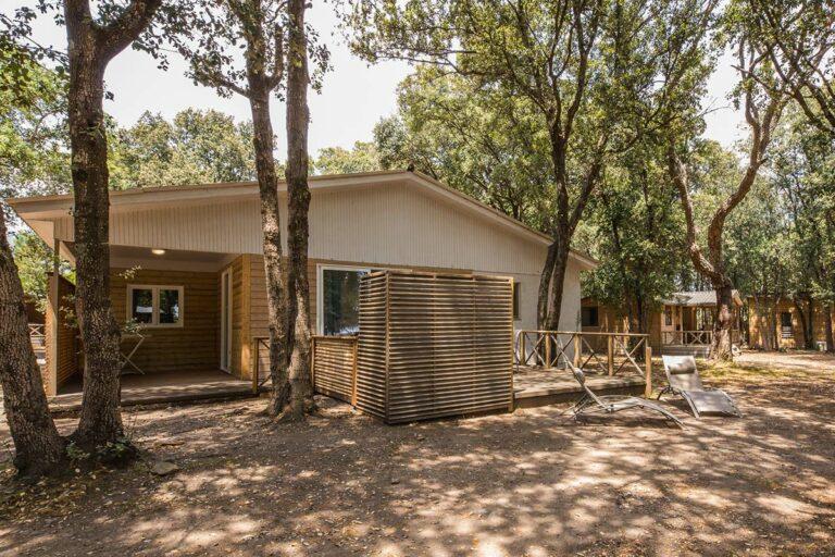 bungalow avec un grand espace dans un camping en corse du nord