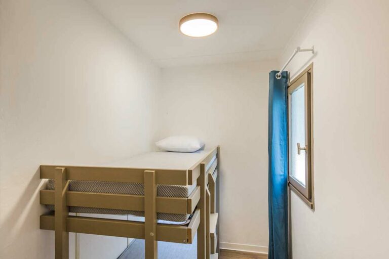 chambre avec lits superposés dans un bungalow en corse