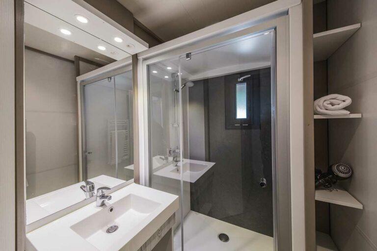 salle de bain haute gamme dans un bungalow en village vacances