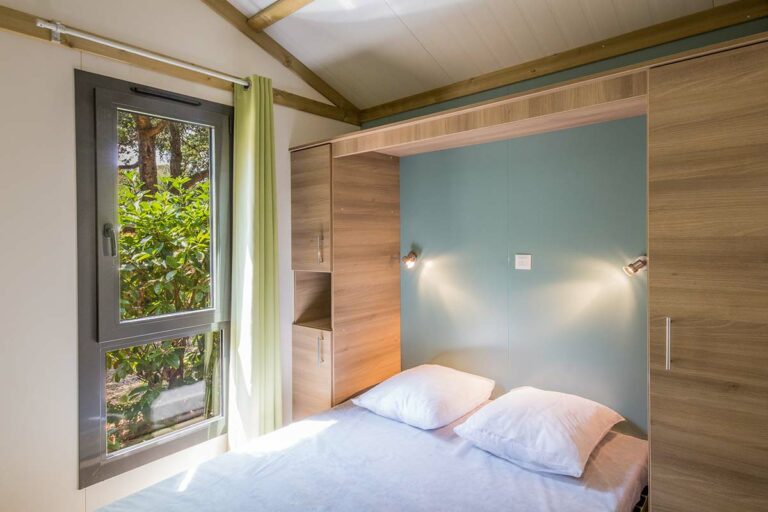 chambre avec lit double dans un bungalow
