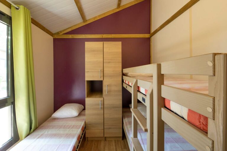chambre avec lits superposés en bungalow