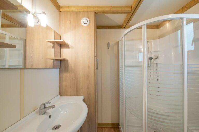 salle de bain moderne en village vacances