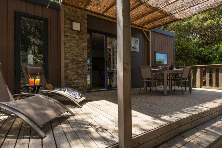 terrasse d'un bungalow en corse pour les vacances