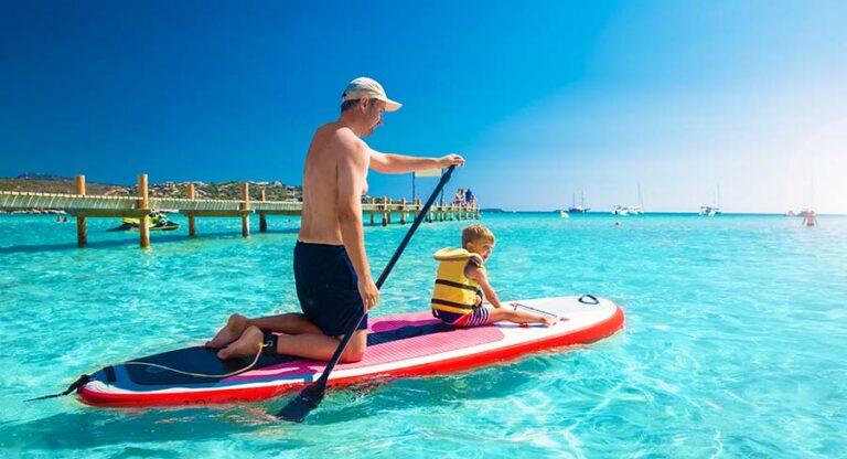 Stand-up paddle en famille sur la mer turquoise de la Costa Verde