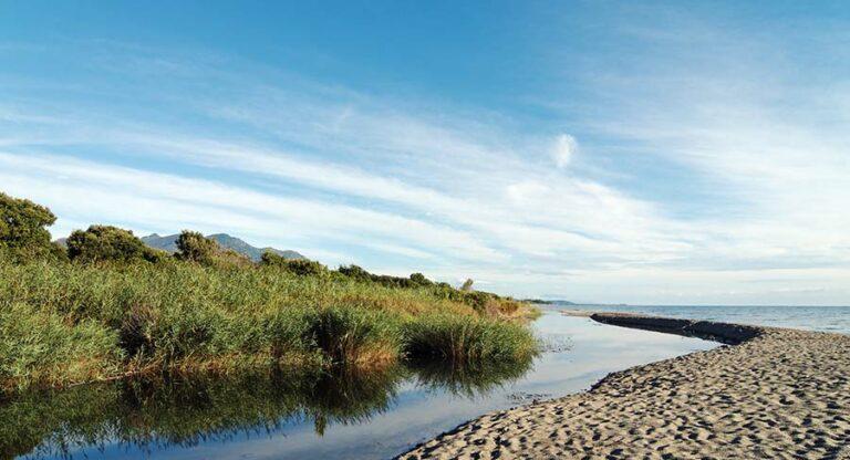 Embouchure d’une rivière sur une plage de la Costa Verde