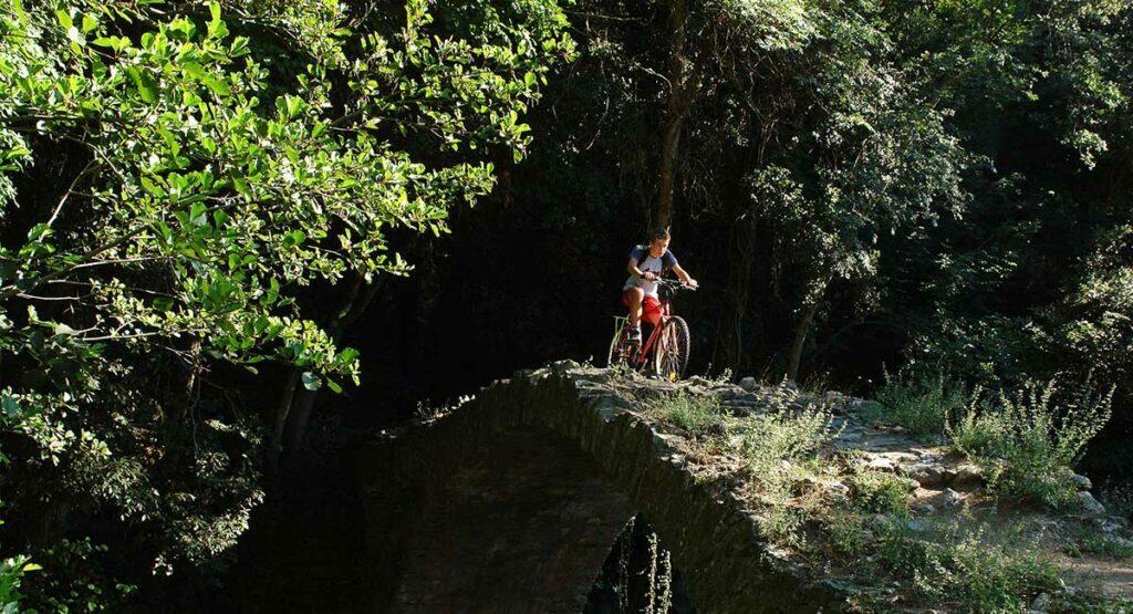 Radtour über eine Steinbrücke an der Costa Verde, Haute-Corse