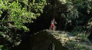 Radtour über eine Steinbrücke an der Costa Verde, Haute-Corse