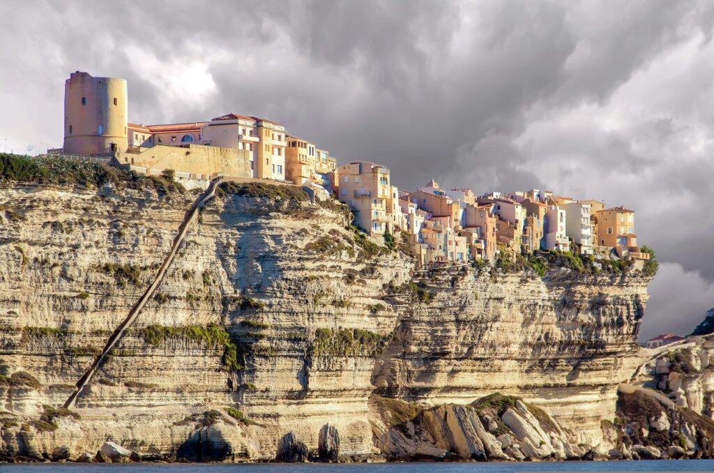 Le drapeau corse, symbole de l'Île de Beauté