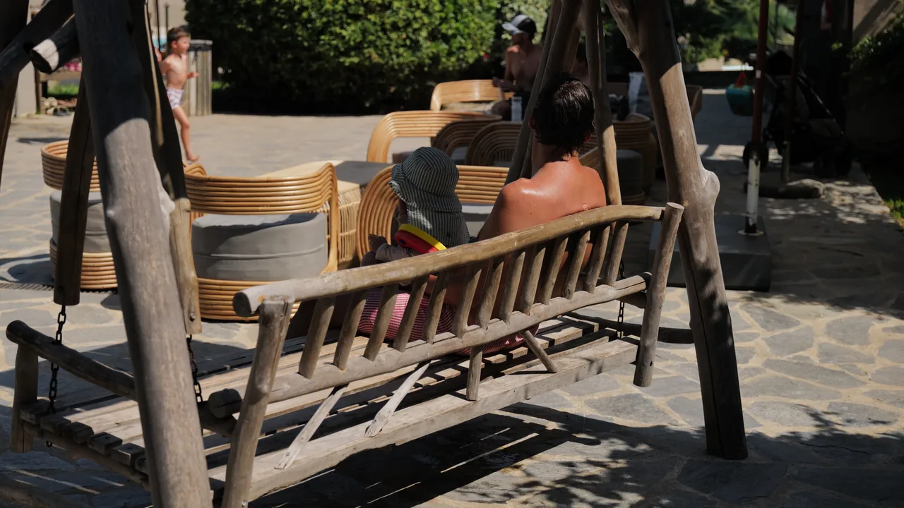 Moment de détente sur une balancelle au camping Le Campoloro