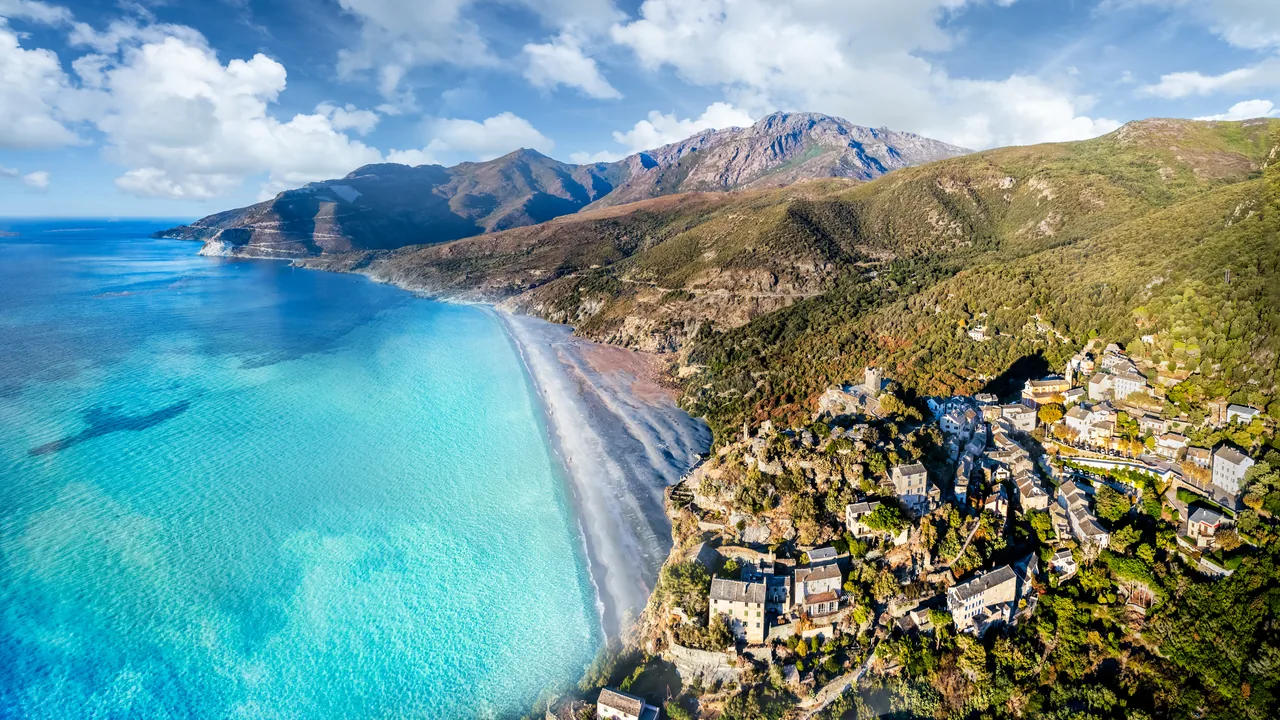 Vue aérienne d’une plage et d’un village du Cap Corse