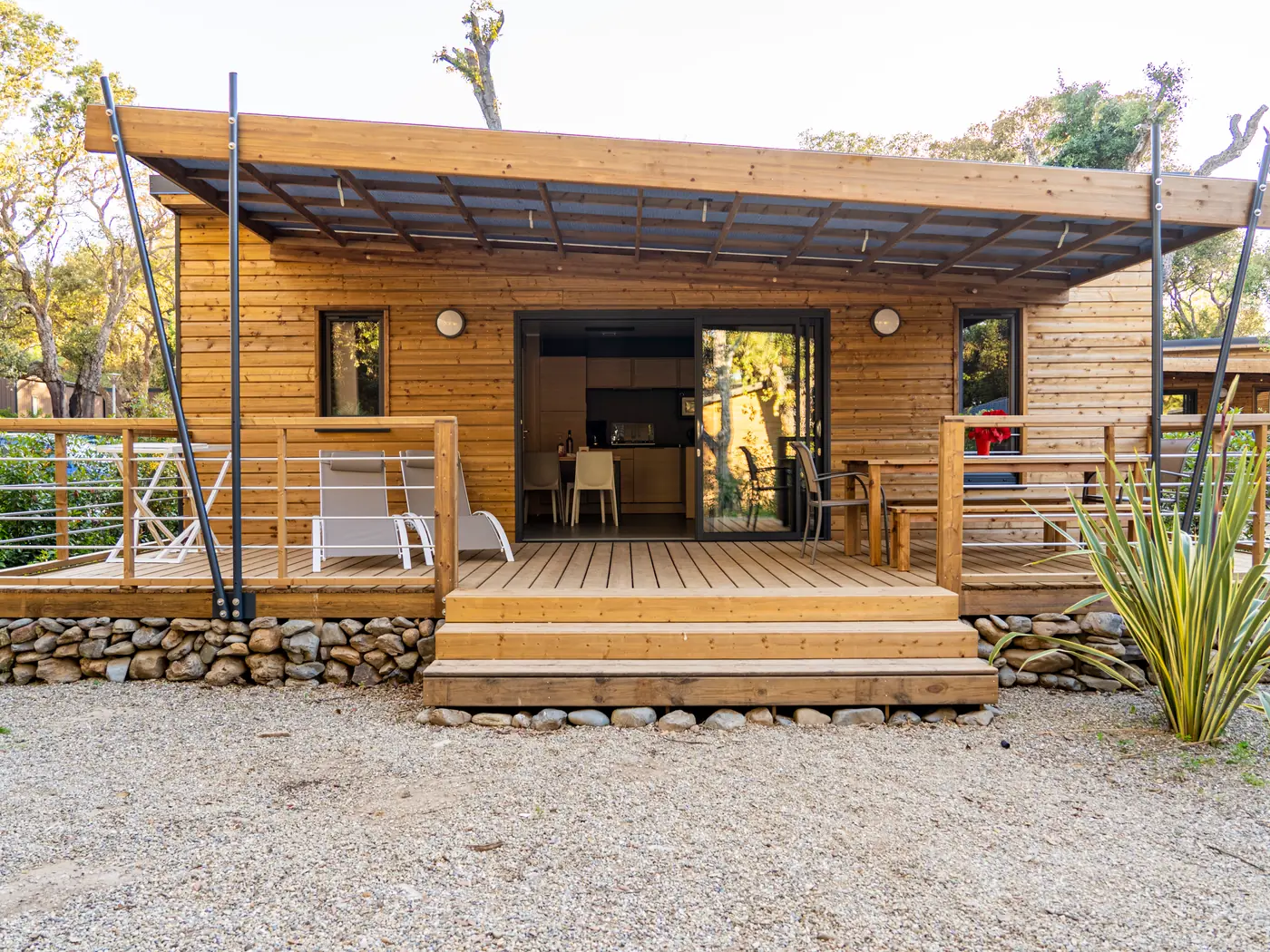 Chalet en bois avec grande terrasse au camping Le Campoloro en Corse