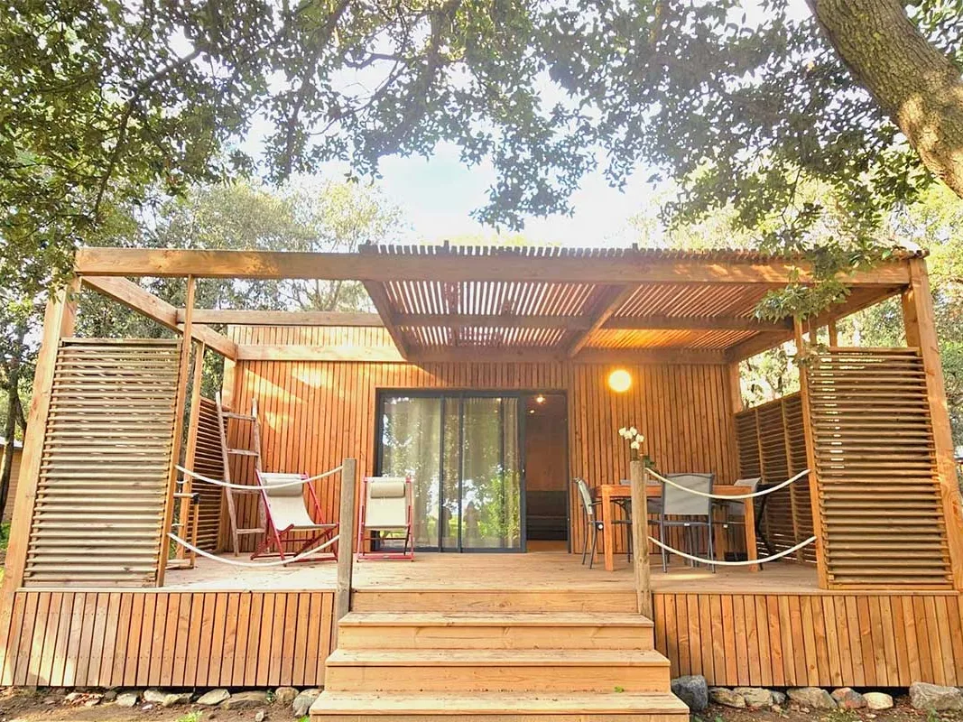 Chalet Evasion en bois avec grande terrasse, camping Le Campoloro en Corse